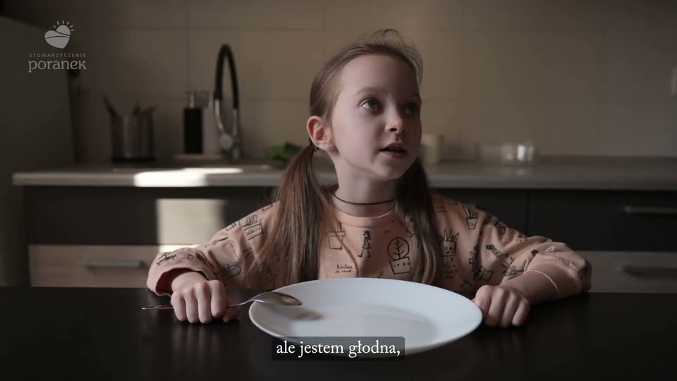 Kadr z filmu „Twój 1,5% to codzienny posiłek” zrealizowanego dla Stowarzyszenie Poranek